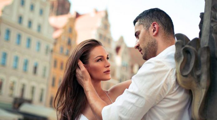 use Body Language to Flirt with a Guy